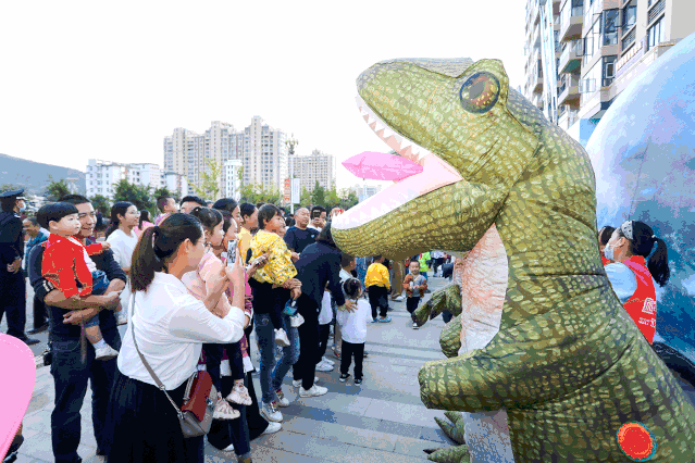 新鸿兴集团旗下会理新时代广场唱响我和我的祖国